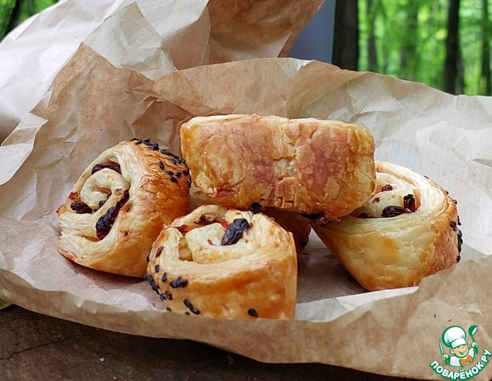 Слойки с ветчиной, изюмом и оливками