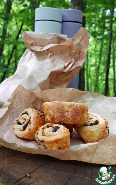 Слойки с ветчиной, изюмом и оливками