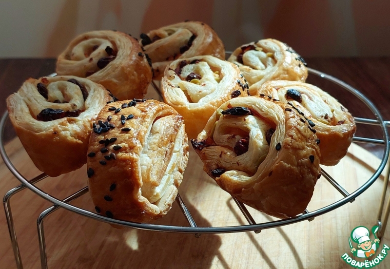 Слойки с ветчиной, изюмом и оливками