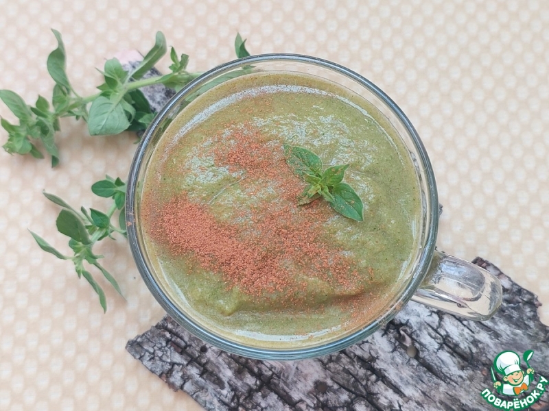 Смузи с брокколи, сушеными яблоками и мятой