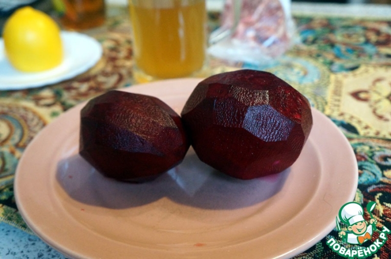 Свинина, тушенная со свеклой