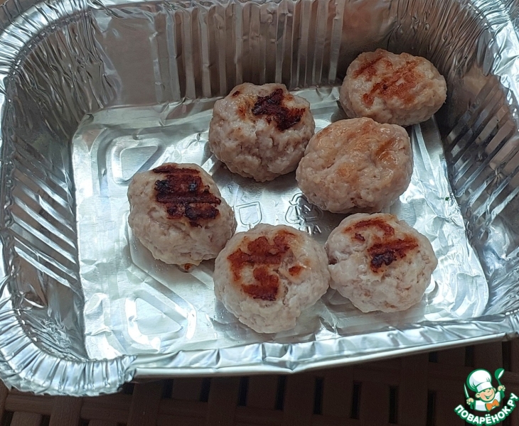 Травяной салат с огурцом и мини-котлетками