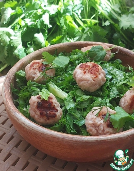 Травяной салат с огурцом и мини-котлетками