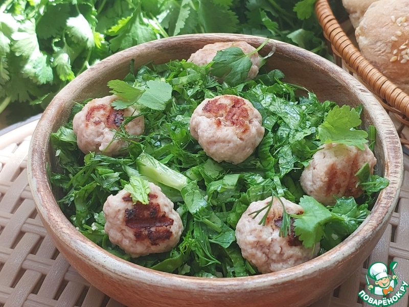 Травяной салат с огурцом и мини-котлетками