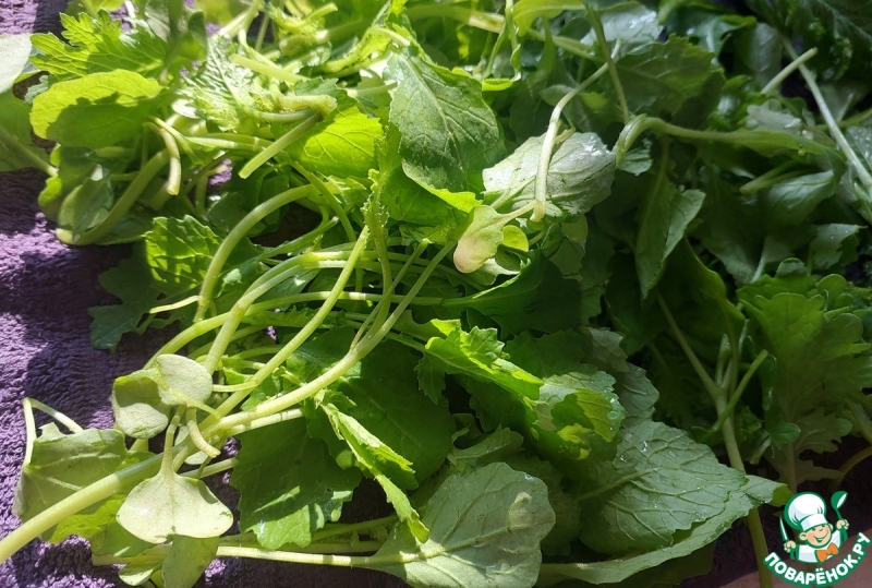 Травяной салат с огурцом и мини-котлетками