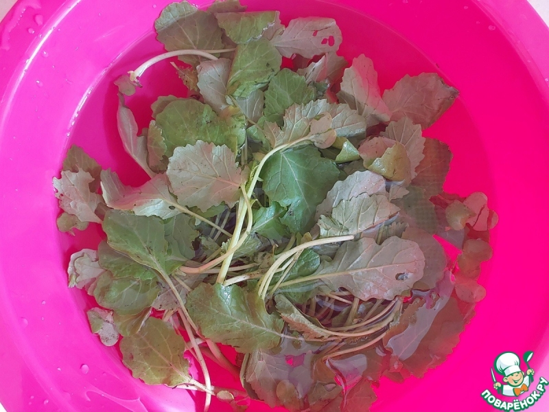 Травяной салат с огурцом и мини-котлетками