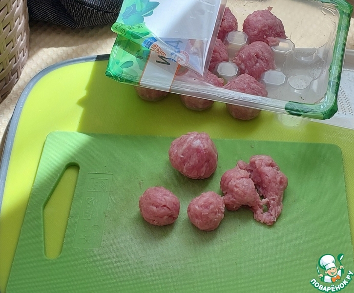 Травяной салат с огурцом и мини-котлетками