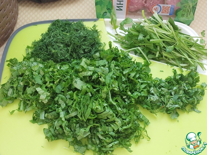 Травяной салат с огурцом и мини-котлетками