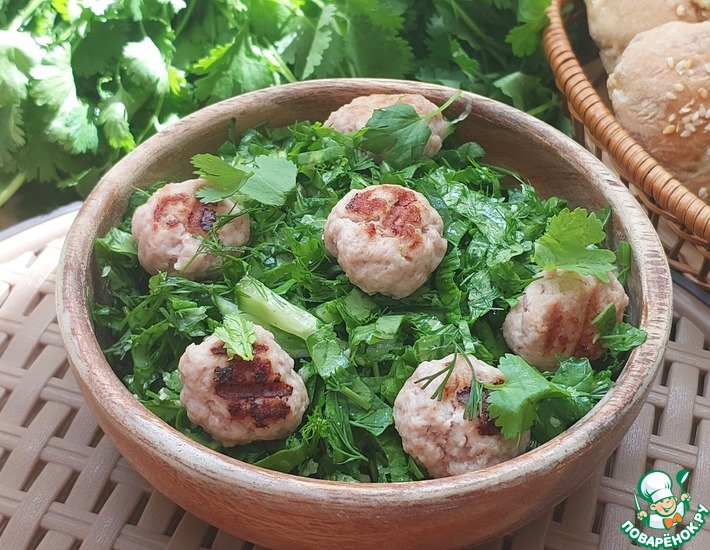 Травяной салат с огурцом и мини-котлетками