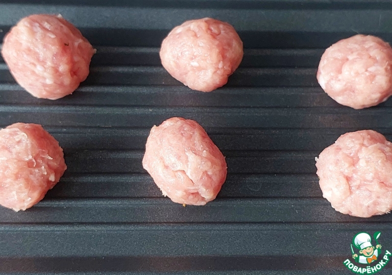 Травяной салат с огурцом и мини-котлетками