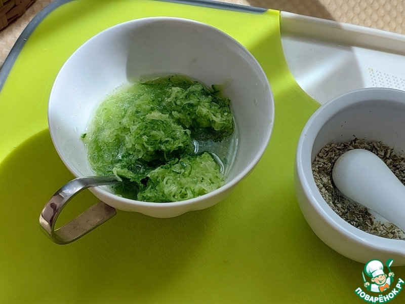 Травяной салат с огурцом и мини-котлетками