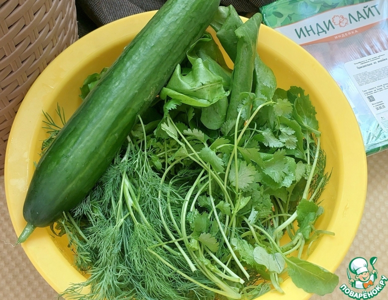 Травяной салат с огурцом и мини-котлетками