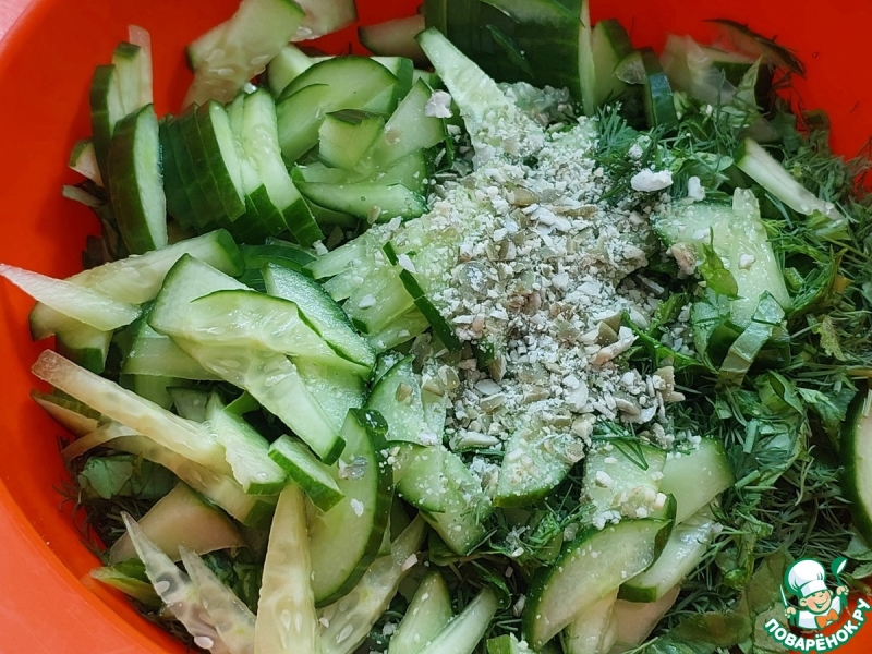 Травяной салат с огурцом и мини-котлетками