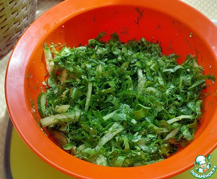 Травяной салат с огурцом и мини-котлетками